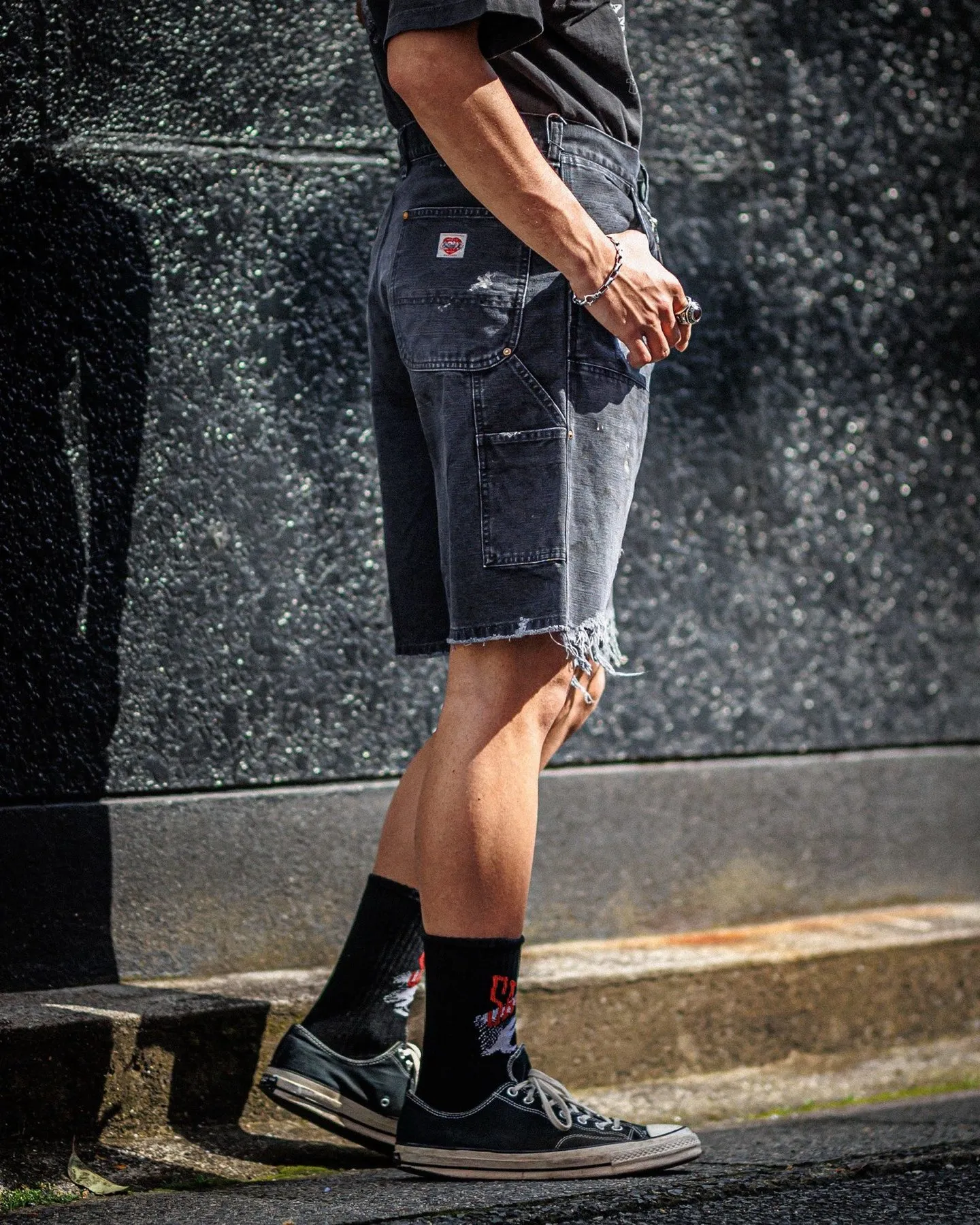 SAINT Mxxxxxx DOUBLE KNEE SHORTS/BLK Knee patches splashed with ink, washed and damaged denim shorts. Washed black S-XL. Custom woven and dyed denim denim with clear texture. Rewashed and faded to create local mottled fading/hole effects. Artificial distressing to simulate natural traces of wear. Original consistent damage treatment. Hand splashed ink and paint. Original consistent wash mark/pocket mark. Double knee patch. Rivet reinforcement. Improve functionality and enhance design.